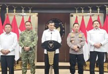 Ramai Isu Keamanan di Media Sosial, Menko Polkam Pastikan Kondisi Dalam Negeri Aman Terkendali Menko Polkam Djamari Chaniago didampingi Panglima TNI, Kapolri, Kepala BIN, dan Jaksa Agung saat memberikan keterangan pers di Kantor Kemenko Polkam, Jakarta. (Dok. YT Kemenko Polkam RI)
