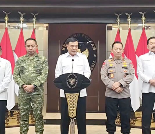 Ramai Isu Keamanan di Media Sosial, Menko Polkam Pastikan Kondisi Dalam Negeri Aman Terkendali Menko Polkam Djamari Chaniago didampingi Panglima TNI, Kapolri, Kepala BIN, dan Jaksa Agung saat memberikan keterangan pers di Kantor Kemenko Polkam, Jakarta. (Dok. YT Kemenko Polkam RI)