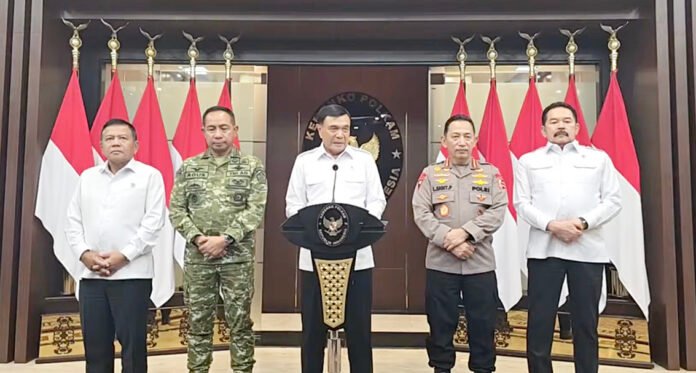 Menko Polkam Djamari Chaniago didampingi Panglima TNI, Kapolri, Kepala BIN, dan Jaksa Agung saat memberikan keterangan pers di Kantor Kemenko Polkam, Jakarta. (Dok. YT Kemenko Polkam RI) Menko Polkam Djamari Chaniago didampingi Panglima TNI, Kapolri, Kepala BIN, dan Jaksa Agung saat memberikan keterangan pers di Kantor Kemenko Polkam, Jakarta. (Dok. YT Kemenko Polkam RI)