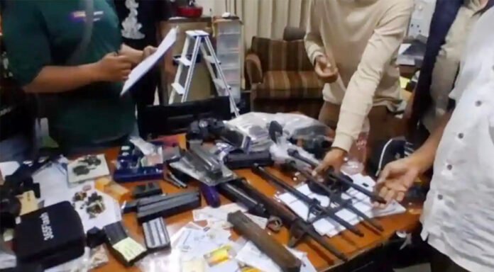 Petugas melakukan penyelidikan terkait temuan senjata dan barang lainnya di sebuah sekolah di Pondok Pinang, Jakarta Selatan. Foto: Polri