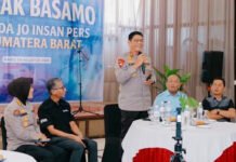 Kapolda Sumbar Duduk Basamo dengan Insan Pers, Bahas Komunikasi Polisi dan Media Kapolda Sumatera Barat Djati Wiyoto Abadhy bersama jajaran dan insan pers dalam forum dialog di Padang. Foto: Polda Sumbar