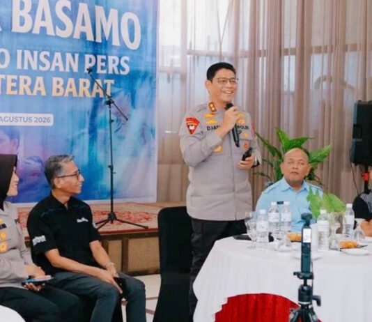Kapolda Sumbar Duduk Basamo dengan Insan Pers, Bahas Komunikasi Polisi dan Media Kapolda Sumatera Barat Djati Wiyoto Abadhy bersama jajaran dan insan pers dalam forum dialog di Padang. Foto: Polda Sumbar