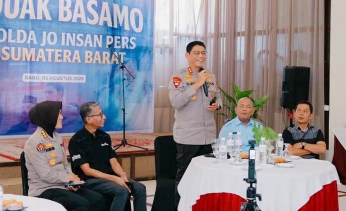Kapolda Sumatera Barat Djati Wiyoto Abadhy bersama jajaran dan insan pers dalam forum dialog di Padang. Foto: Polda Sumbar Kapolda Sumatera Barat Djati Wiyoto Abadhy bersama jajaran dan insan pers dalam forum dialog di Padang. Foto: Polda Sumbar