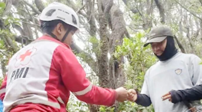 Tim medis PMI Cianjur menyiagakan pelayanan kesehatan bagi petugas dan relawan di jalur pendakian Gunung Gede. (Dok. PMI Cianjur)