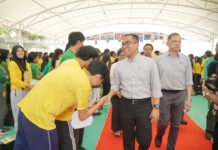Datang ke PKKMB Unpad, Mendiktisaintek Ingatkan Mahasiswa Tak Cuma Kuliah-Pulang Menteri Pendidikan Tinggi, Sains, dan Teknologi (Mendiktisaintek) RI, Prof. Brian Yuliarto saat meninjau pelaksanaanPengenalan Kehidupan Kampus bagi Mahasiswa Baru (PKKMB) di Unpad Kampus Jatinangor pada Sabtu, (15/8). (Foto oleh: Dadan Triawan)