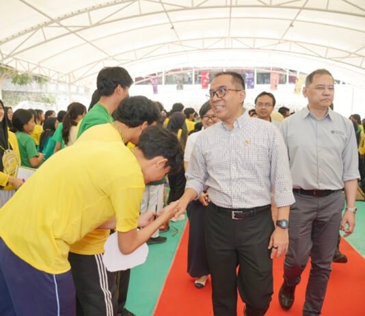 Datang ke PKKMB Unpad, Mendiktisaintek Ingatkan Mahasiswa Tak Cuma Kuliah-Pulang Menteri Pendidikan Tinggi, Sains, dan Teknologi (Mendiktisaintek) RI, Prof. Brian Yuliarto saat meninjau pelaksanaanPengenalan Kehidupan Kampus bagi Mahasiswa Baru (PKKMB) di Unpad Kampus Jatinangor pada Sabtu, (15/8). (Foto oleh: Dadan Triawan)