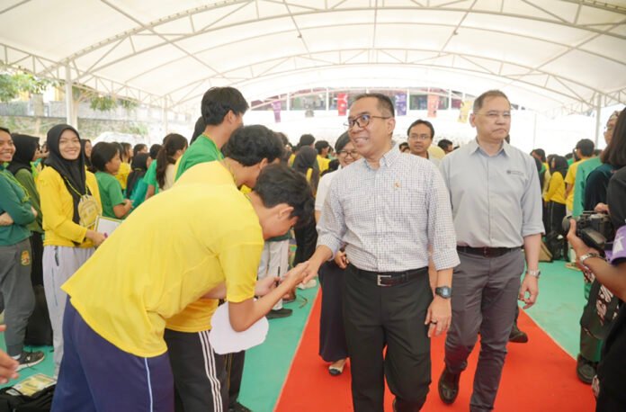Menteri Pendidikan Tinggi, Sains, dan Teknologi (Mendiktisaintek) RI, Prof. Brian Yuliarto saat meninjau pelaksanaanPengenalan Kehidupan Kampus bagi Mahasiswa Baru (PKKMB) di Unpad Kampus Jatinangor pada Sabtu, (15/8). (Foto oleh: Dadan Triawan) Menteri Pendidikan Tinggi, Sains, dan Teknologi (Mendiktisaintek) RI, Prof. Brian Yuliarto saat meninjau pelaksanaanPengenalan Kehidupan Kampus bagi Mahasiswa Baru (PKKMB) di Unpad Kampus Jatinangor pada Sabtu, (15/8). (Foto oleh: Dadan Triawan)