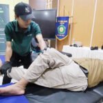 Peserta mengikuti latihan fisik yang diberikan fisioterapis sesuai kondisi tubuh. Foto: Harnas.id