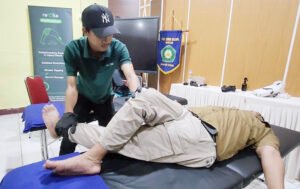 Peserta mengikuti latihan fisik yang diberikan fisioterapis sesuai kondisi tubuh. Foto: Harnas.id