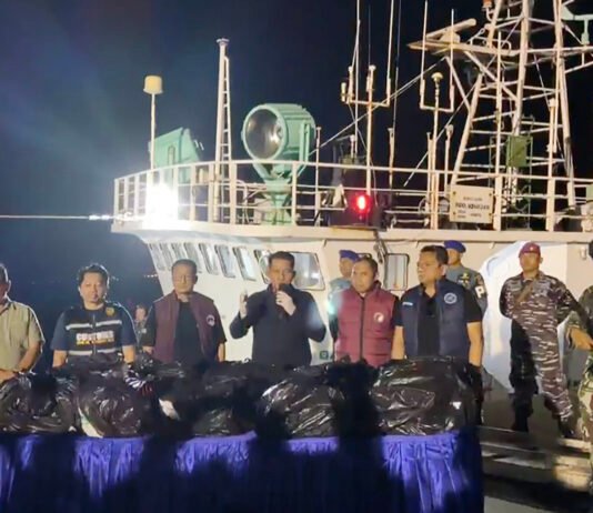 1,3 Ton Ketamine Diduga Diselundupkan dari Tiongkok, Tim Gabungan Bongkar Ruang Rahasia MV King Sun Tim gabungan memeriksa barang bukti ketamine yang ditemukan di kapal MV KING SUN di Dermaga TNI AL Tanjung Sengkuang, Kepri. Foto: Istimewa