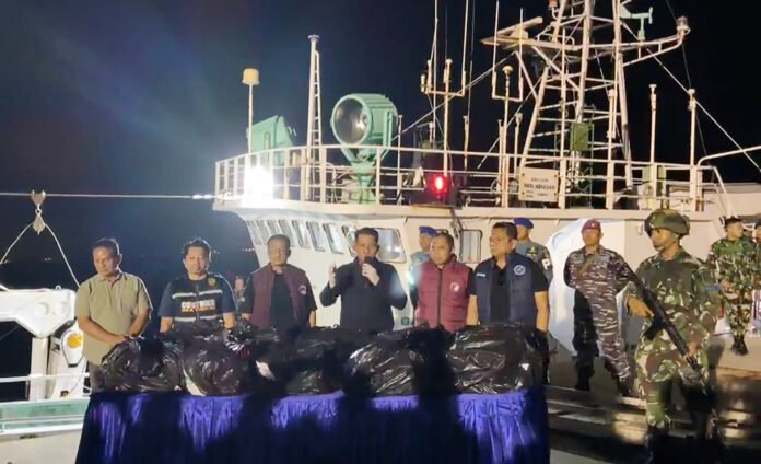 Tim gabungan memeriksa barang bukti ketamine yang ditemukan di kapal MV KING SUN di Dermaga TNI AL Tanjung Sengkuang, Kepri. Foto: Istimewa
