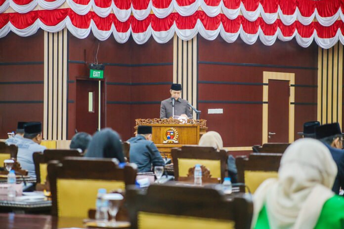 Wali Kota Bogor Dedie Rachim saat menghadiri Rapat Paripurna DPRD Kota Bogor terkait Pertanggungjawaban APBD 2025 (dok. Pemkot Bogor)