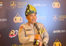 Green Policing Antar Kombes Eko Budhi Raih Hoegeng Awards 2026, Dari Jaga Kamtibmas hingga Rawat Lingkungan Kombes Pol. Eko Budhi Purwono menerima penghargaan Hoegeng Awards 2026 kategori Polisi Berdedikasi di Jakarta (dok. Polri)