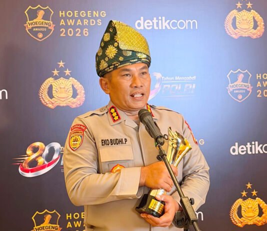 Green Policing Antar Kombes Eko Budhi Raih Hoegeng Awards 2026, Dari Jaga Kamtibmas hingga Rawat Lingkungan Kombes Pol. Eko Budhi Purwono menerima penghargaan Hoegeng Awards 2026 kategori Polisi Berdedikasi di Jakarta (dok. Polri)