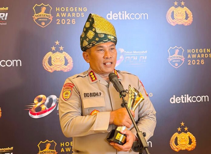 Kombes Pol. Eko Budhi Purwono menerima penghargaan Hoegeng Awards 2026 kategori Polisi Berdedikasi di Jakarta (dok. Polri)