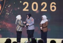 Tangani Korban dengan Perspektif Kemanusiaan, AKP Siti Elminawati Bawa Pulang Hoegeng Awards 2026 AKP Siti Elminawati menerima Hoegeng Awards 2026 kategori Polisi Pelindung Perempuan dan Anak di Jakarta. (Dok.Polri)