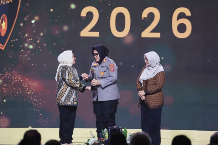 AKP Siti Elminawati menerima Hoegeng Awards 2026 kategori Polisi Pelindung Perempuan dan Anak di Jakarta. (Dok.Polri) AKP Siti Elminawati menerima Hoegeng Awards 2026 kategori Polisi Pelindung Perempuan dan Anak di Jakarta. (Dok.Polri)