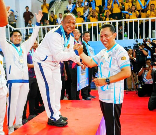 Kapolri Tutup Kapolri Cup 2026, Turnamen Selesai Tapi Misi Cetak Atlet Belum Usai Kapolri Jenderal Listyo Sigit Prabowo menutup Kejuaraan Bulu Tangkis Kapolri Cup 2026 di GOR Universitas Negeri Jakarta. (Dok. Polri)