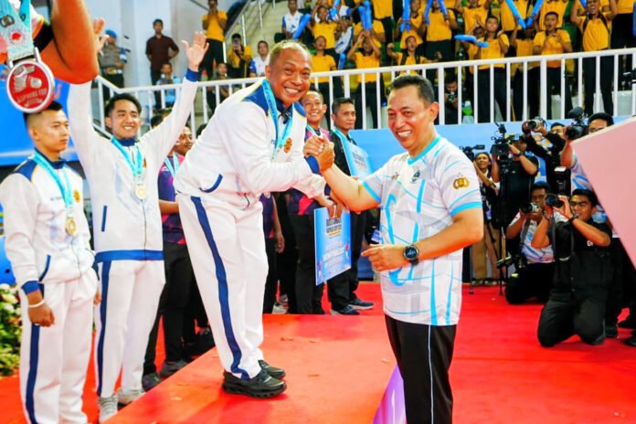 Kapolri Jenderal Listyo Sigit Prabowo menutup Kejuaraan Bulu Tangkis Kapolri Cup 2026 di GOR Universitas Negeri Jakarta. (Dok. Polri)