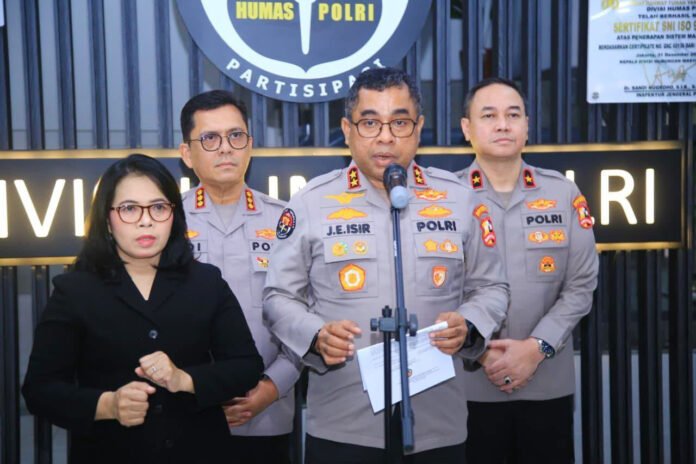 Kadivhumas Polri Irjen Pol. Johnny Eddizon Isir memberikan keterangan terkait situasi keamanan nasional. (Dok Polri)