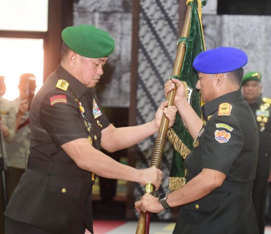 Kasad Geser Tiga Yonif ke Kostrad, Maruli Ingatkan TNI AD Harus Terus Berbenah Kasad Jenderal TNI Maruli Simanjuntak memimpin serah terima jabatan dan alih komando pengendalian satuan di Mabesad, Jakarta. (Dok Dispenad)