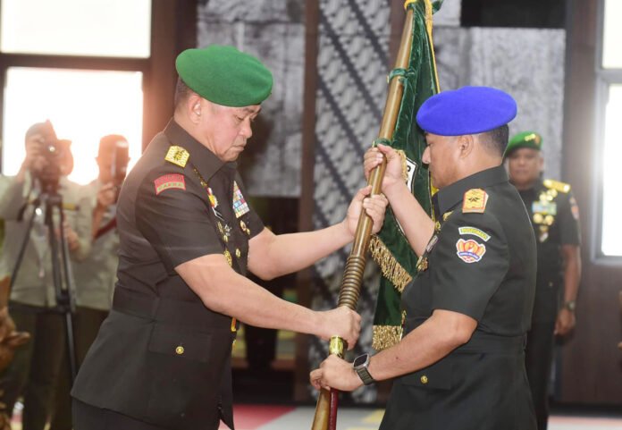 Kasad Jenderal TNI Maruli Simanjuntak memimpin serah terima jabatan dan alih komando pengendalian satuan di Mabesad, Jakarta. (Dok Dispenad)