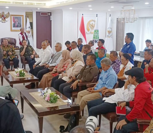 Buruh Datangi DPR Bawa Draf RUU Ketenagakerjaan Baru, PHK hingga Outsourcing Jadi Sorotan Pimpinan DPR RI dan Komisi IX DPR RI menerima perwakilan Koalisi Besar Perjuangan Buruh Indonesia dalam pertemuan pembahasan RUU Ketenagakerjaan Baru di Jakarta. (Dok. Istimewa)