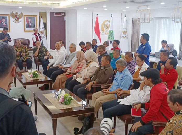 Pimpinan DPR RI dan Komisi IX DPR RI menerima perwakilan Koalisi Besar Perjuangan Buruh Indonesia dalam pertemuan pembahasan RUU Ketenagakerjaan Baru di Jakarta. (Dok. Istimewa) Pimpinan DPR RI dan Komisi IX DPR RI menerima perwakilan Koalisi Besar Perjuangan Buruh Indonesia dalam pertemuan pembahasan RUU Ketenagakerjaan Baru di Jakarta. (Dok. Istimewa)