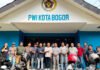 Sambangi PWI Kota Bogor, Tantan Sulthon Bawa Gagasan 1.000 UKW Gratis hingga Creative Hub Calon Ketua PWI Jawa Barat Tantan Sulthon Bukhawan berdiskusi dengan pengurus dan anggota PWI Kota Bogor di Sekretariat PWI Kota Bogor. (Dok PWI)