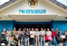 Sambangi PWI Kota Bogor, Tantan Sulthon Bawa Gagasan 1.000 UKW Gratis hingga Creative Hub Calon Ketua PWI Jawa Barat Tantan Sulthon Bukhawan berdiskusi dengan pengurus dan anggota PWI Kota Bogor di Sekretariat PWI Kota Bogor. (Dok PWI)