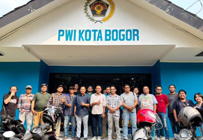 Calon Ketua PWI Jawa Barat Tantan Sulthon Bukhawan berdiskusi dengan pengurus dan anggota PWI Kota Bogor di Sekretariat PWI Kota Bogor. (Dok PWI)