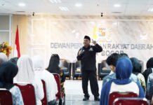 Aziz Muslim Temui Pelajar dan Mahasiswa Bogor, Diskusi Politik Tak Lagi Jadi Topik yang Jauh Anggota DPRD Kota Bogor Aziz Muslim saat menjadi narasumber dalam kegiatan Studi Kreatif Parlemen bersama pelajar dan mahasiswa di Kota Bogor. (Dok Humpro DPRD Kota Bogor)