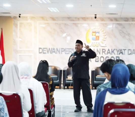 Aziz Muslim Temui Pelajar dan Mahasiswa Bogor, Diskusi Politik Tak Lagi Jadi Topik yang Jauh Anggota DPRD Kota Bogor Aziz Muslim saat menjadi narasumber dalam kegiatan Studi Kreatif Parlemen bersama pelajar dan mahasiswa di Kota Bogor. (Dok Humpro DPRD Kota Bogor)
