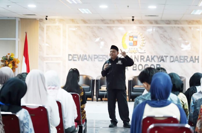 Anggota DPRD Kota Bogor Aziz Muslim saat menjadi narasumber dalam kegiatan Studi Kreatif Parlemen bersama pelajar dan mahasiswa di Kota Bogor. (Dok Humpro DPRD Kota Bogor)