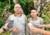 Lima Pekerja Proyek Jalan Tewas di Tolikara, Polisi Fokus Evakuasi dan Kejar Pelaku Kasatgas Humas Operasi Damai Cartenz-2026 Kombes Pol. Yusuf Sutejo memberikan keterangan kepada awak media. (Dok. Ops Damai Cartenz)