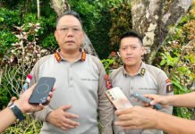 Lima Pekerja Proyek Jalan Tewas di Tolikara, Polisi Fokus Evakuasi dan Kejar Pelaku Kasatgas Humas Operasi Damai Cartenz-2026 Kombes Pol. Yusuf Sutejo memberikan keterangan kepada awak media. (Dok. Ops Damai Cartenz)