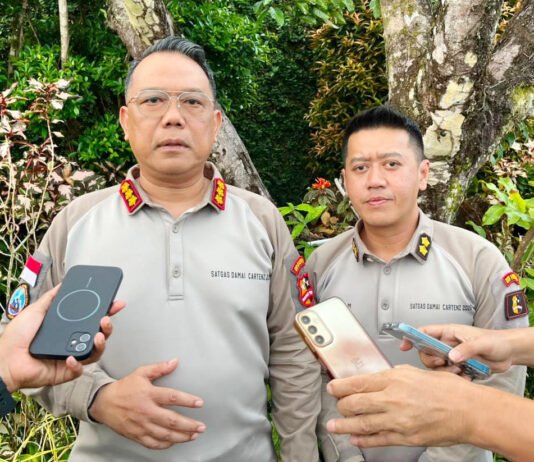 Lima Pekerja Proyek Jalan Tewas di Tolikara, Polisi Fokus Evakuasi dan Kejar Pelaku Kasatgas Humas Operasi Damai Cartenz-2026 Kombes Pol. Yusuf Sutejo memberikan keterangan kepada awak media. (Dok. Ops Damai Cartenz)