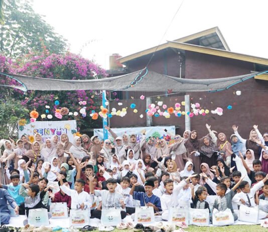 Tak Sekadar Santunan, “Senyum Bersama” Hadirkan Edukasi dan Layanan Sosial untuk Anak Yatim di Bogor Peserta kegiatan Senyum Bersama mengikuti rangkaian santunan, edukasi, dan layanan sosial di Desa Sinarwangi, Kecamatan Tenjolaya, Kabupaten Bogor. (Dok. Panitia)
