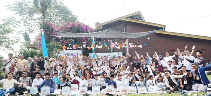 Peserta kegiatan Senyum Bersama mengikuti rangkaian santunan, edukasi, dan layanan sosial di Desa Sinarwangi, Kecamatan Tenjolaya, Kabupaten Bogor. (Dok. Panitia)