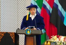 Profesor ITS Racik Teknologi Surya Terintegrasi, Bidik Kemandirian Energi dari Inovasi Dalam Negeri Prof Dr Ir Bambang Arip Dwiyantoro ST MEng IPM ASEAN Eng saat menyampaikan orasi ilmiah pada prosesi pengukuhannya sebagai Guru Besar ke-254 ITS di bidang Energi Terbarukan. Foto: Humas ITS