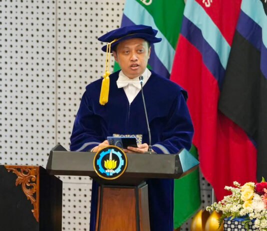 Profesor ITS Racik Teknologi Surya Terintegrasi, Bidik Kemandirian Energi dari Inovasi Dalam Negeri Prof Dr Ir Bambang Arip Dwiyantoro ST MEng IPM ASEAN Eng saat menyampaikan orasi ilmiah pada prosesi pengukuhannya sebagai Guru Besar ke-254 ITS di bidang Energi Terbarukan. Foto: Humas ITS