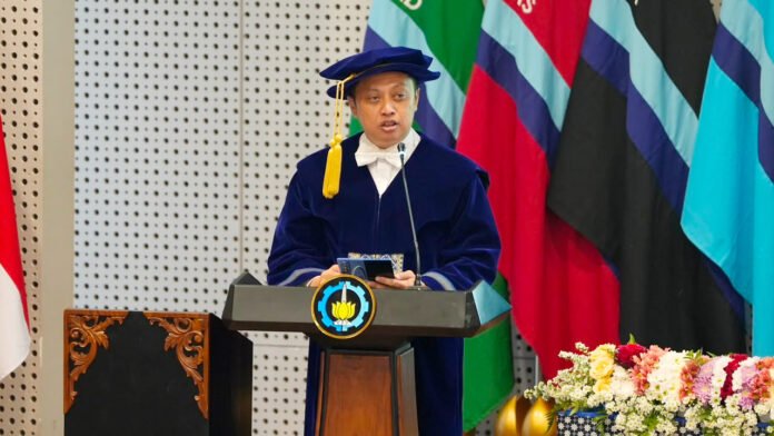 Prof Dr Ir Bambang Arip Dwiyantoro ST MEng IPM ASEAN Eng saat menyampaikan orasi ilmiah pada prosesi pengukuhannya sebagai Guru Besar ke-254 ITS di bidang Energi Terbarukan. Foto: Humas ITS