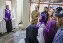 Rumah Warga Hampir Ambruk, Gerakan Posyandu 6 SPM Jadi Penghubung Bantuan Renovasi di Bogor Yantie Rachim meninjau kondisi rumah warga yang akan mendapat bantuan renovasi di Kelurahan Kebon Kalapa. (Dok. Pemkot Bogor)