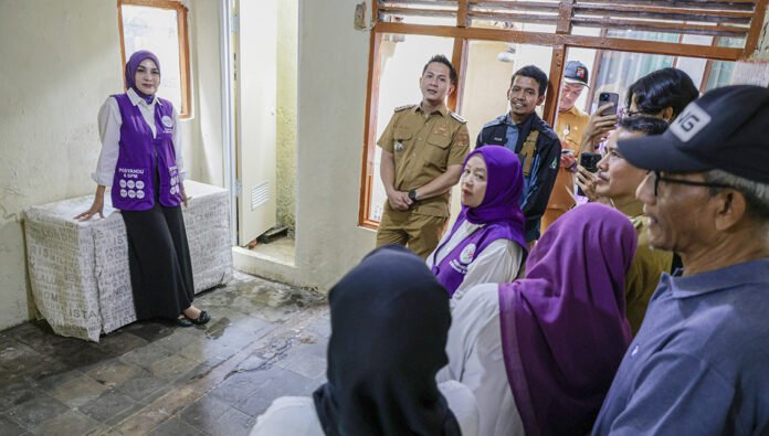 Yantie Rachim meninjau kondisi rumah warga yang akan mendapat bantuan renovasi di Kelurahan Kebon Kalapa. (Dok. Pemkot Bogor) Yantie Rachim meninjau kondisi rumah warga yang akan mendapat bantuan renovasi di Kelurahan Kebon Kalapa. (Dok. Pemkot Bogor)