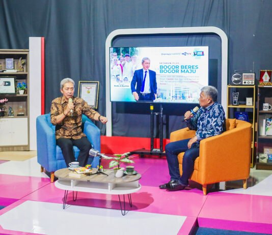 Dedie Rachim Beberkan Arah Pembangunan Kota Bogor, dari Sekolah hingga Wacana Denda Pembeli PKL Wali Kota Bogor Dedie A. Rachim menjadi narasumber dalam talkshow interaktif Megaswara di Gedung UG Multimedia, Kota Bogor. (Dok. Pemkot Bogor)