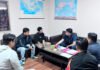 Buronan Interpol Red Notice Ditangkap di Bandara Soekarno-Hatta, Diduga Terkait Sindikat Penipuan Online Abbishopee Petugas gabungan mengamankan buronan berstatus Interpol Red Notice di Terminal 2 Kedatangan Internasional Bandara Soekarno-Hatta. (Dok. Polri)