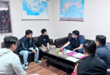 Buronan Interpol Red Notice Ditangkap di Bandara Soekarno-Hatta, Diduga Terkait Sindikat Penipuan Online Abbishopee Petugas gabungan mengamankan buronan berstatus Interpol Red Notice di Terminal 2 Kedatangan Internasional Bandara Soekarno-Hatta. (Dok. Polri)