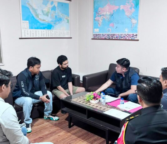 Buronan Interpol Red Notice Ditangkap di Bandara Soekarno-Hatta, Diduga Terkait Sindikat Penipuan Online Abbishopee Petugas gabungan mengamankan buronan berstatus Interpol Red Notice di Terminal 2 Kedatangan Internasional Bandara Soekarno-Hatta. (Dok. Polri)