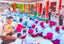 Ratusan Taruna Akpol Turun ke 73 Sekolah Rakyat, Dampingi Siswa Bersama Taruna Akademi TNI Taruna Akademi Kepolisian bersama Taruna Akademi TNI mendampingi siswa dalam kegiatan Program Taruna Bhakti di Sekolah Rakyat. (Dok. Polri)