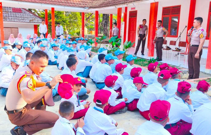 Taruna Akademi Kepolisian bersama Taruna Akademi TNI mendampingi siswa dalam kegiatan Program Taruna Bhakti di Sekolah Rakyat. (Dok. Polri)